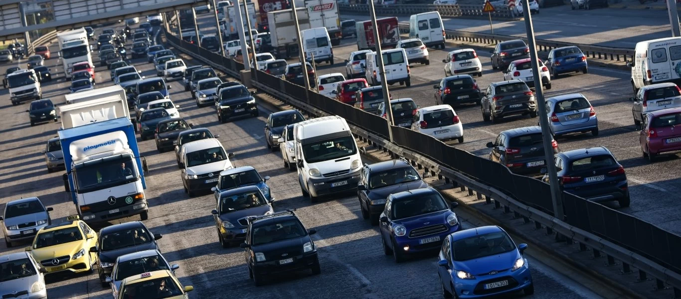 Αυξημένη κίνηση στην Νέα Εθνική οδό - Σοβαρό τροχαίο με 4 τραυματίες